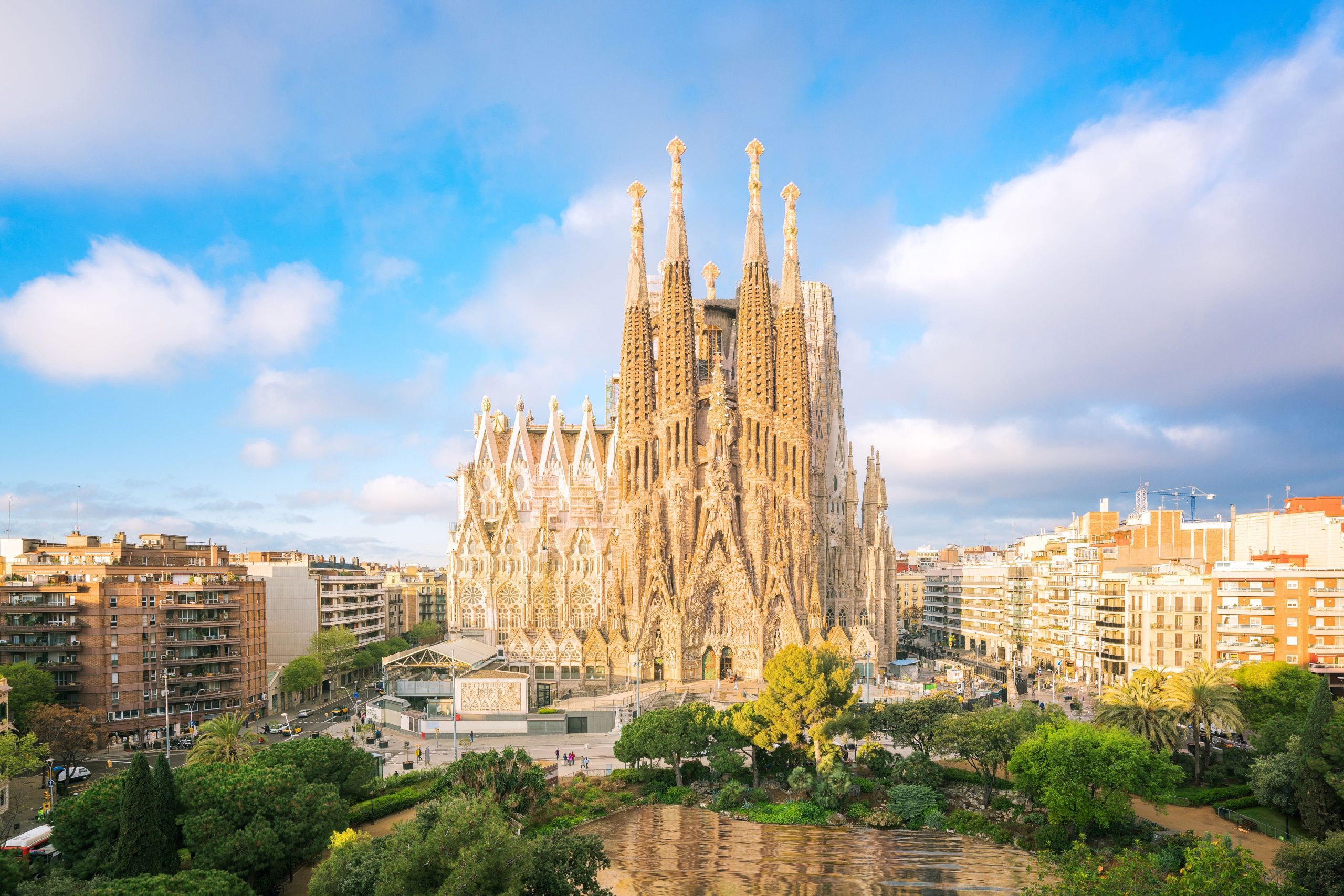 Barcelona spain. Собор Саграда фамилия в Барселоне. Искупительный храм Святого семейства. Саграда де фамилия Барселона. Испания храм Святого семейства.